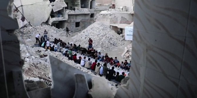 Suriye'de molozlar arasında iftar