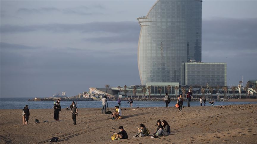 Barselona'da yürüyüşe açılan plajlarda Kovid-19 tedbirleri ihlal edildi