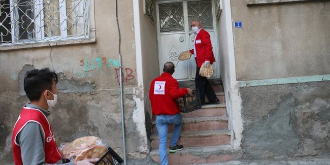 Türk Kızılaydan 1500 aileye pide ve gıda yardımı
