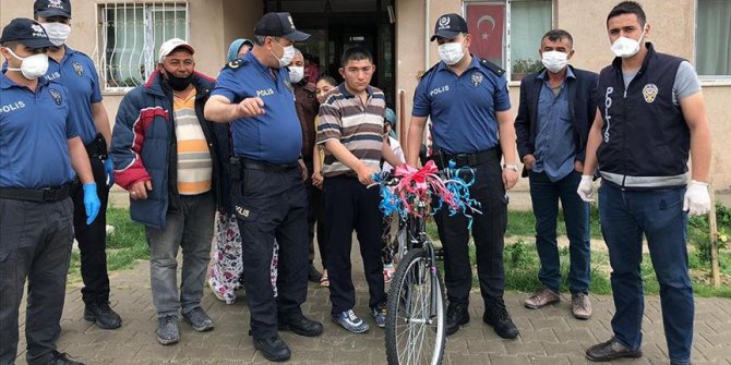 Ankara'da polis zihinsel engelli gence bisiklet hediye etti