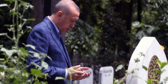 Cumhurbaşkanı Erdoğan'dan kabir ziyaretleri