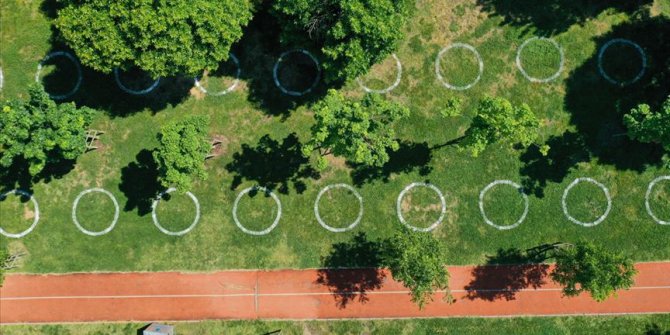 İstanbul'un parklarında 'çemberli sosyal mesafe' dönemi