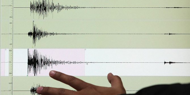 Tahran'da 4 büyüklüğünde deprem meydana geldi