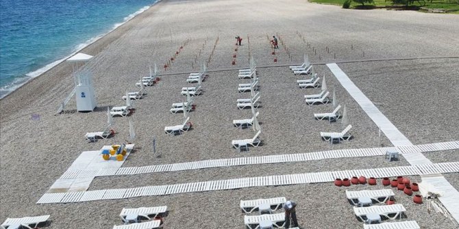 Dünyaca ünlü Konyaaltı sahilinde 'sosyal mesafeli tatil' düzenlemesi