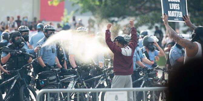 ABD'de siyahi Floyd'un polis şiddetiyle ölümünü protesto edenlere polisten gazlı müdahale