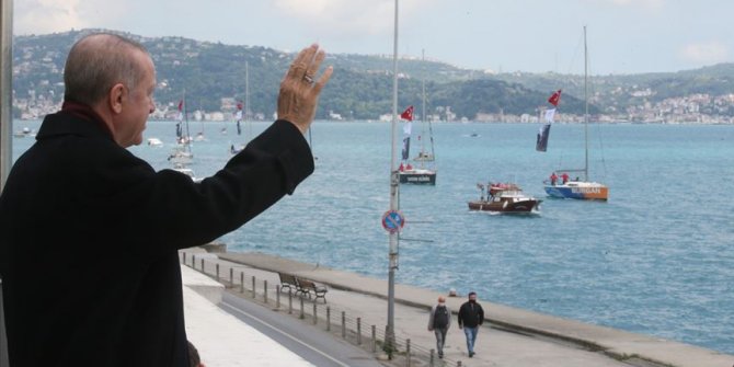 Cumhurbaşkanı Erdoğan fetih kutlamaları dolayısıyla Boğaz'dan geçen tekneleri selamladı