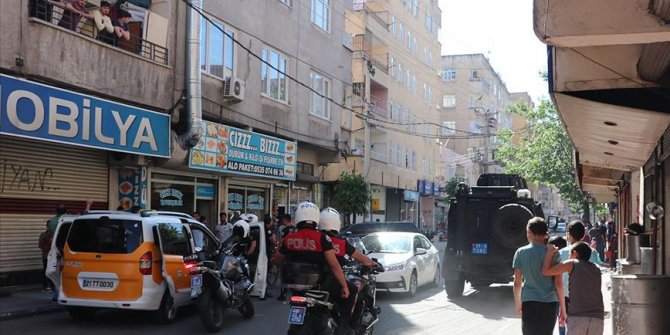 Diyarbakır'da silahlı saldırıya uğrayan polis memuru şehit oldu