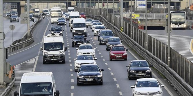 İstanbul'da kontrollü normale dönüşün ilk günü trafik yoğunluğu yaşanıyor