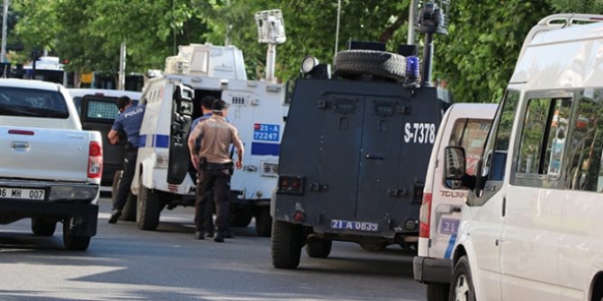 Diyarbakır'da polisin şehit olduğu saldırının zanlıları adliyeye sevk edildi