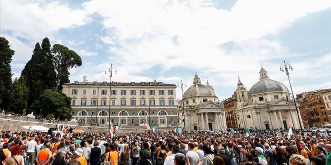 İtalya'da sağ seçmenlerden hükümete 'istifa' protestosu