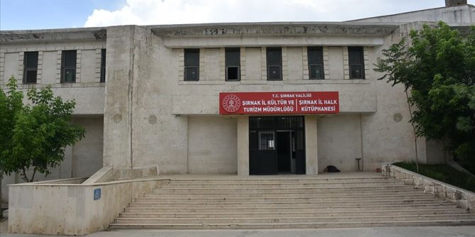 Şırnak'ta teröristlerin iki kez ateşe verdiği kütüphane yeniden hizmette açıldı