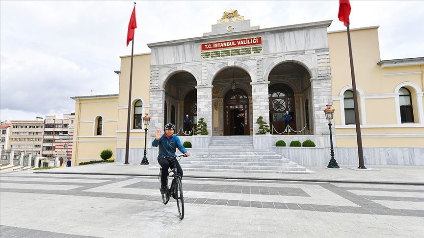 İstanbul Valisi Ali Yerlikaya iş yerine bisikletle geldi