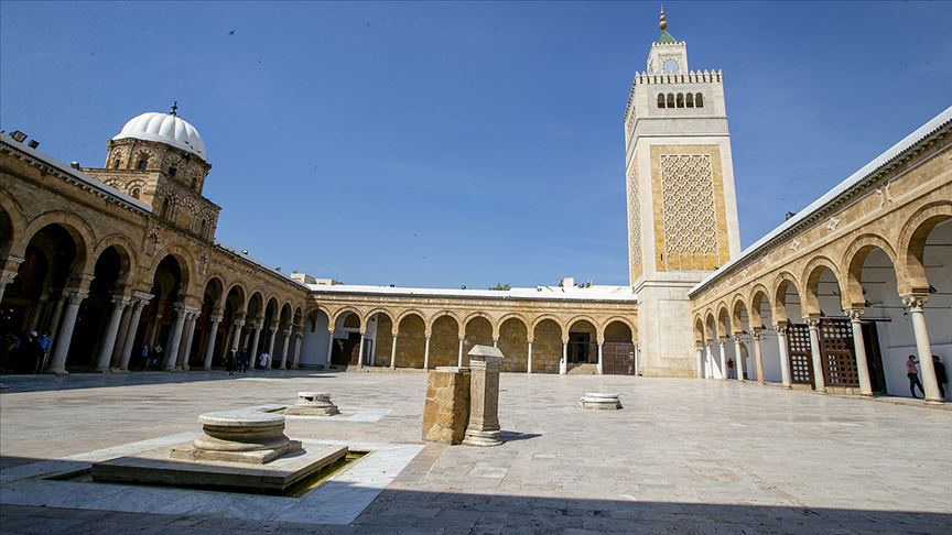 Tunus'ta camiler, kafeler ve turistik yerler yarın açılıyor