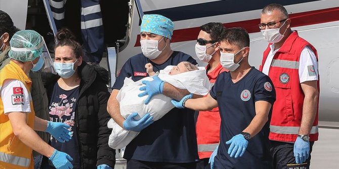 İngiltere'de operasyonla ayrılan siyam ikizleri yurda döndü