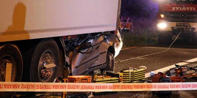 Ankara'da otomobil tıra arkadan çarptı