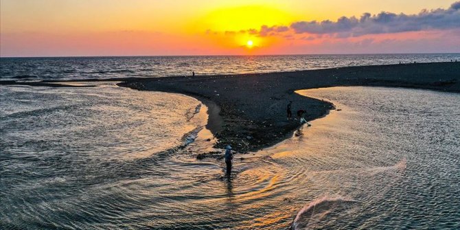Asi Nehri’nin Akdeniz'le buluştuğu nokta balıkçıların uğrak yeri oldu