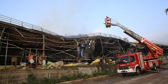 Adana'daki fabrika yangınında soğutma çalışmaları sürüyor