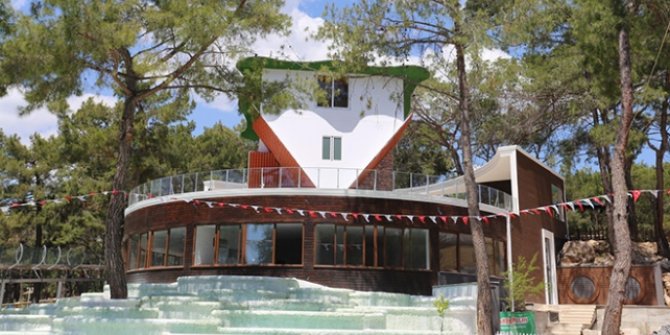 Antalya'ya 360 derece dönebilen ters ev yapıldı