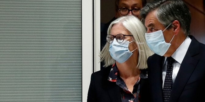 Fransa'da eski başbakan Fillon'a yolsuzluktan 5 yıl hapis cezası