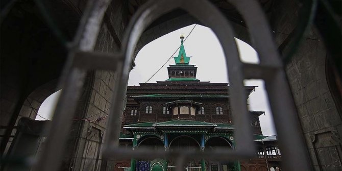 Cammu Keşmir’de Müslümanların toplanması yasaklandı, Hindulara ibadet izni verildi