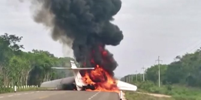 Meksika'da otoyola iniş yapan uçak alev aldı