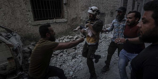 Esed rejimi İdlib'de sivilleri, sağlık kuruluş ve çalışanlarını kasten vurarak savaş suçu işledi