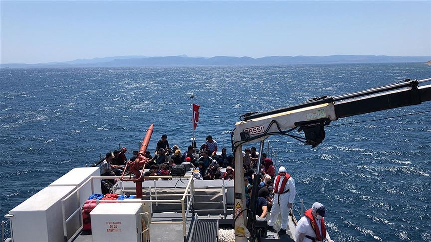 Ayvalık açıklarında Türk kara sularına itilen 57 sığınmacı kurtarıldı