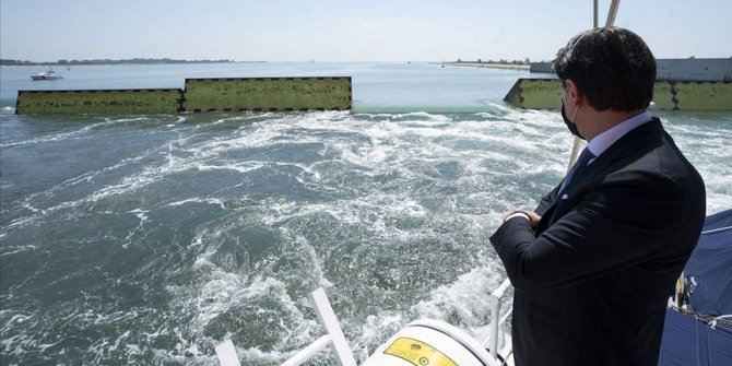 Venedik'i sular altında kalmaktan koruyacak proje ilk kez test edildi