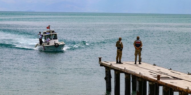 Van Gölü'nde batan teknedeki cesetlerin çıkarılması çalışmaları sürüyor