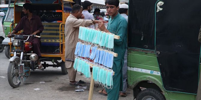 Pakistan'da Kovid-19 kısıtlamalarının kalkmasıyla ölü ve vaka sayısı 8 kat arttı