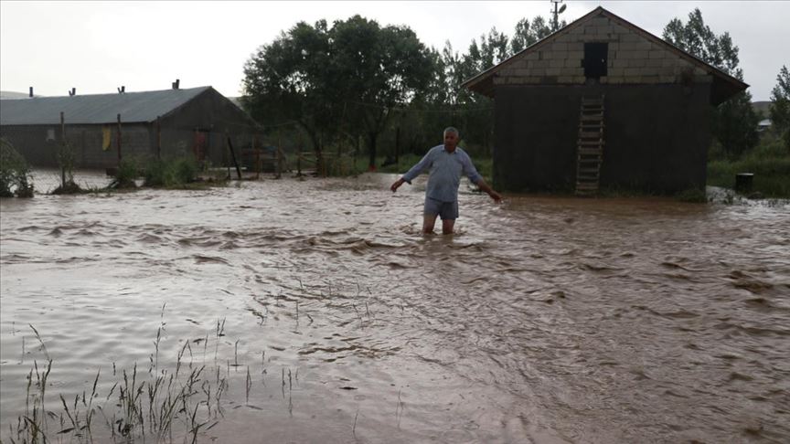 Ağrı'da sağanak nedeniyle bazı evleri ve tarım arazilerini su bastı