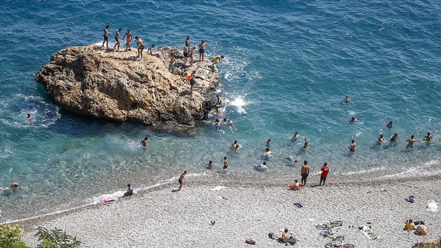 Antalya'da nemden bunalanlar sahillerde yoğunluk oluşturdu