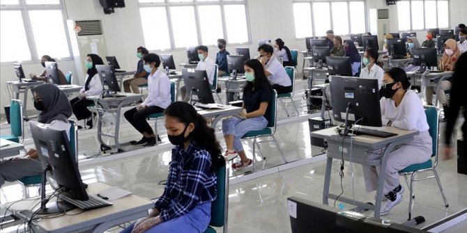 Endonezya'da Kovid-19 gölgesinde okullar yeniden açıldı