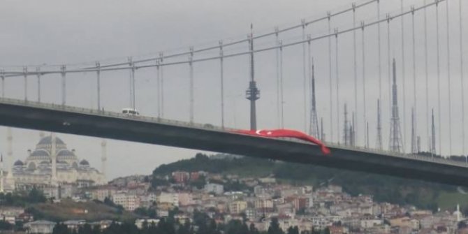 15 Temmuz Şehitler Köprüsü'ne Türk bayrakları asıldı