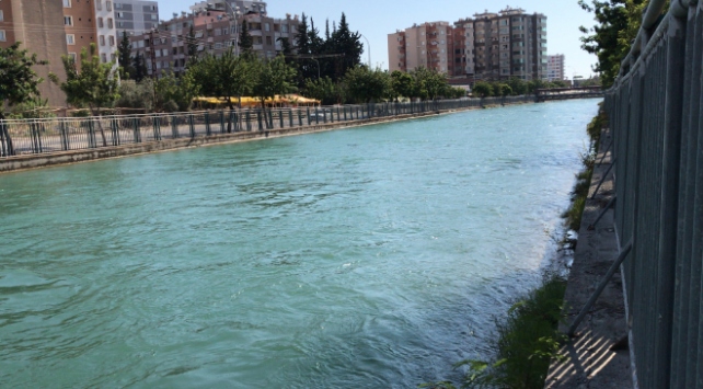 Adana'da sulama kanalına düşen genç kayboldu