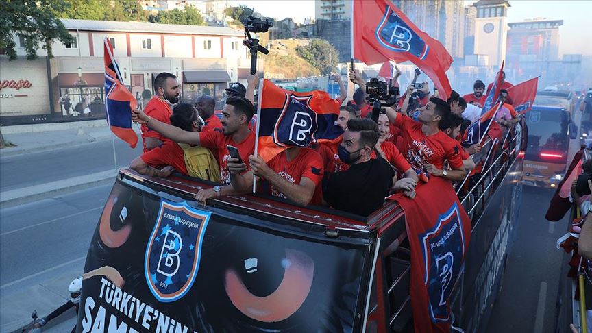 Medipol Başakşehir şampiyonluğunu kutluyor