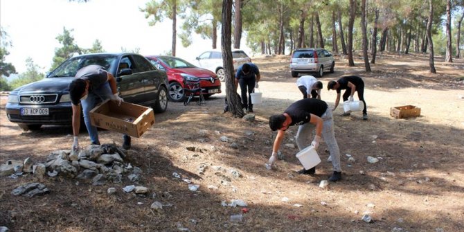 Mersinli gençler, mesire alanlarından bir saatte 1,5 ton çöp topladı