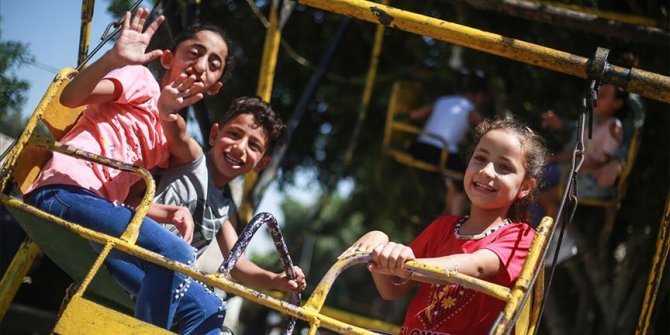 Gazzeliler zor koşullara rağmen bayram sevincini yaşıyor