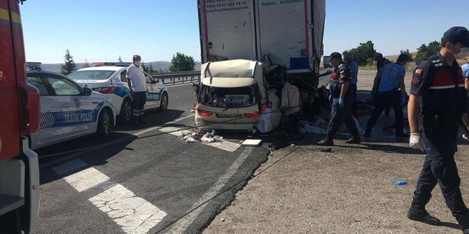 Konya-Ankara kara yolunda hafif ticari araç park halindeki tıra çarptı