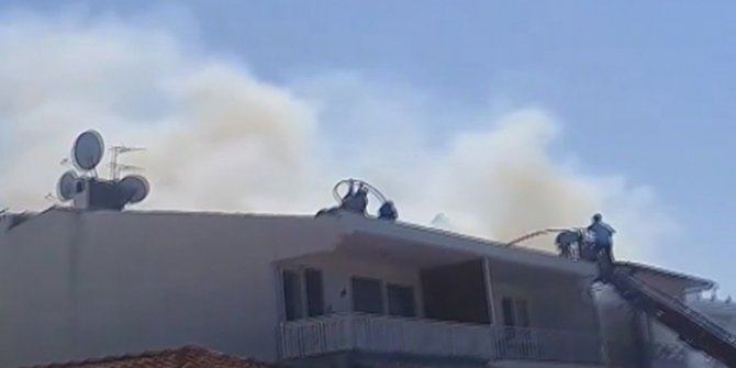 Büyükada'da 3 katlı binanın çatısında yangın