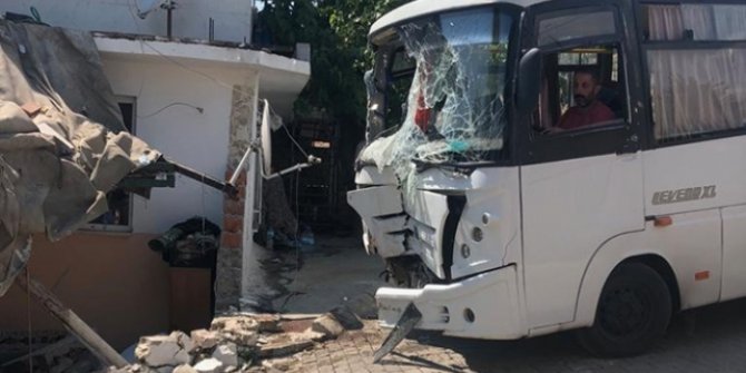 Aydın'da freni patlayan minibüs eve girdi