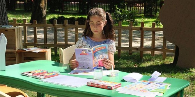 Bursa'da kitapseverler parktaki 'açık hava kütüphanesi'nde buluşuyor