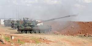 Afrin'deki PYD/PKK mevzilerine topçu atışı