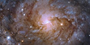 Hubble Uzay Teleskobu, gizlenmiş bir galaksiyi görüntüledi