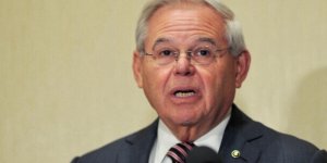 Rüşvet iddiasıyla hakim karşısına çıkan Bob Menendez kefaletle serbest bırakıldı