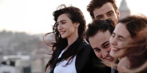 Birce Akalay ve Mert Fırat'ı buluşturan Bir Derdim Var dizisinden ilk fragman yayınlandı