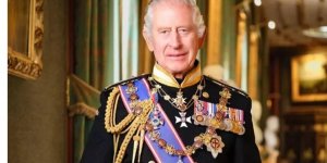 İngiltere Kralı Charles'ın kamu kurumlarına asılacak portresi tanıtıldı