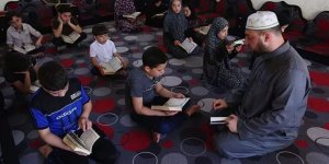 Gazze Şeridi'nde çadır kentlerdeki zor koşullarda Kur'an ve hafızlık eğitimi devam ediyor
