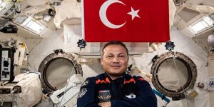 Türkiye'nin ilk astronotu Gezeravcı'dan, uzayda TEKNOFEST pozu