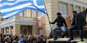 Yunanistan'da hükümetten destek isteyen çiftçiler traktörleriyle Selanik'te eylem yaptı
